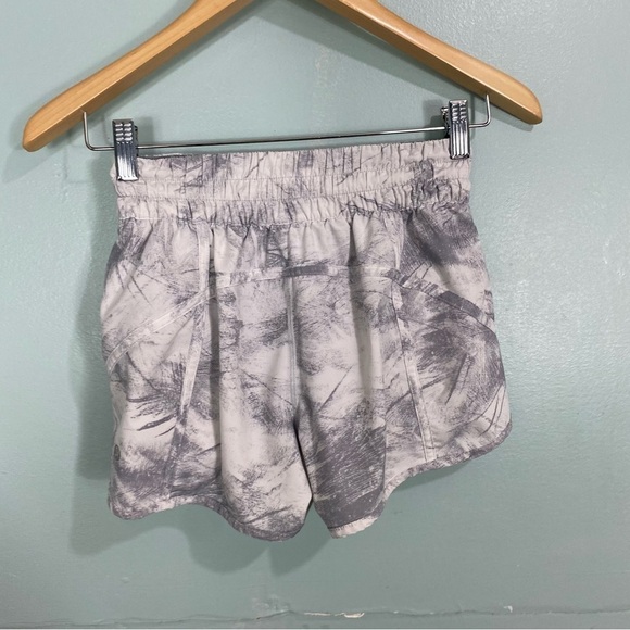Lululemon Tracker Short Gray White Sz 4 W7AHVS - Picture 3 of 5